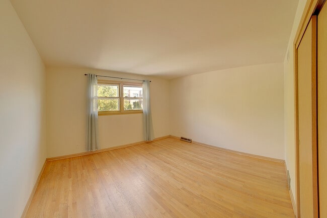 Building Photo - 10001 S Komensky Ave