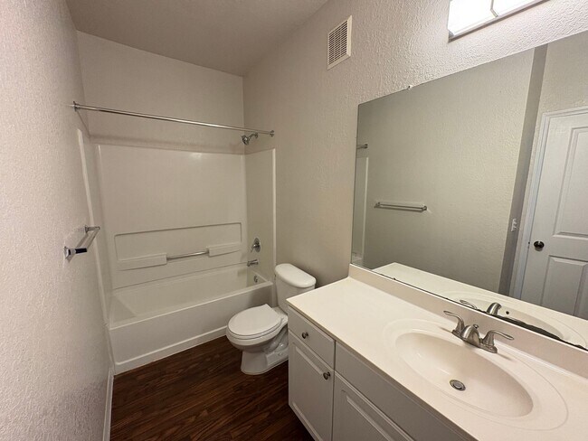 Building Photo - 1003