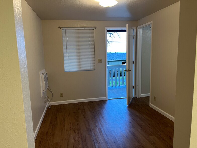 Living room. - 2667 Lakeshore Blvd