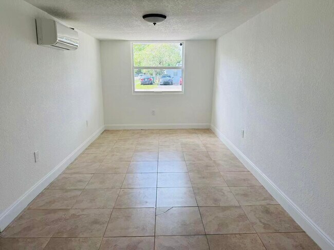Building Photo - 6250 SW 39th St
