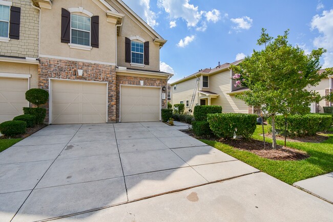 Building Photo - 16021 Summerville Lake Dr