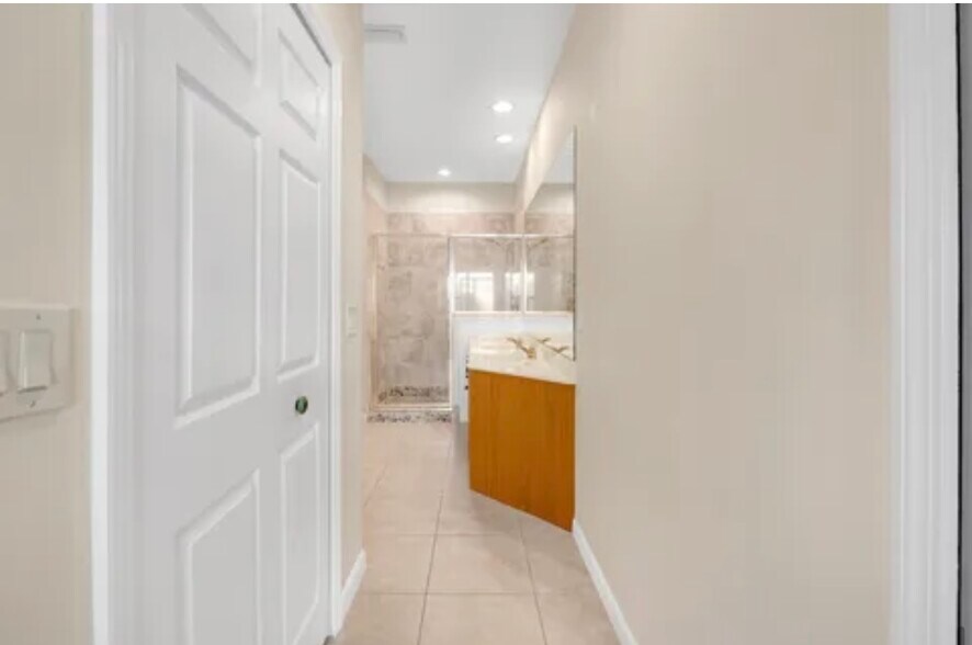 Building Photo - 145 Calle El Jardin