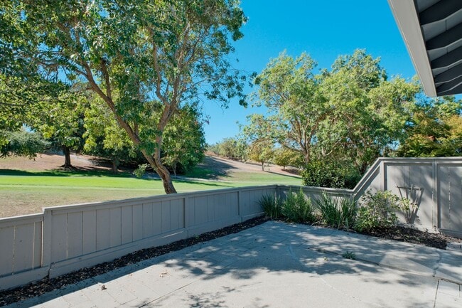 Building Photo - Spacious 3 Bedroom 2 Bath townhome for ren...