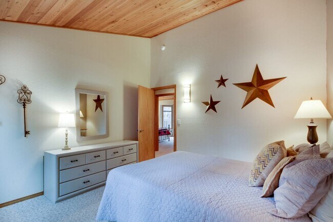 Building Photo - 3 Bedroom 2 Bath Fully Furnished - Sunriver Oregon