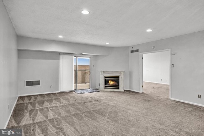 Building Photo - 6070 Main St