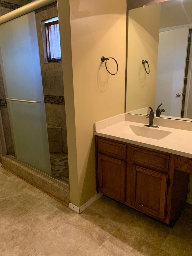 Building Photo - "Spacious 3-Bedroom Oasis with 2 Full Bath...