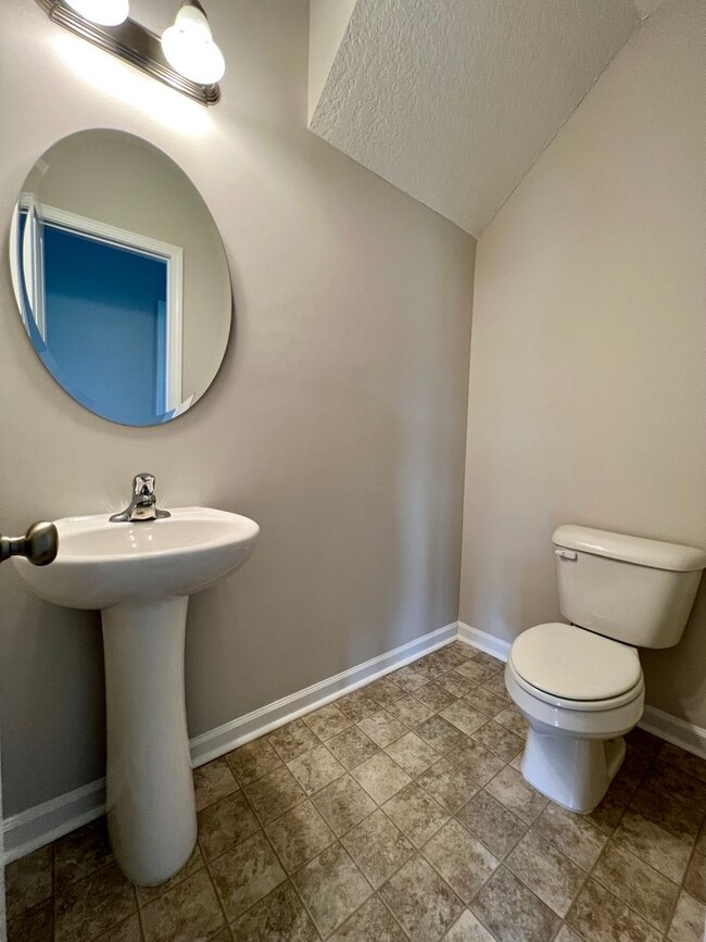 Building Photo - MOVE-IN SPECIAL: $300 OFF 1ST MONTH'S RENT!*