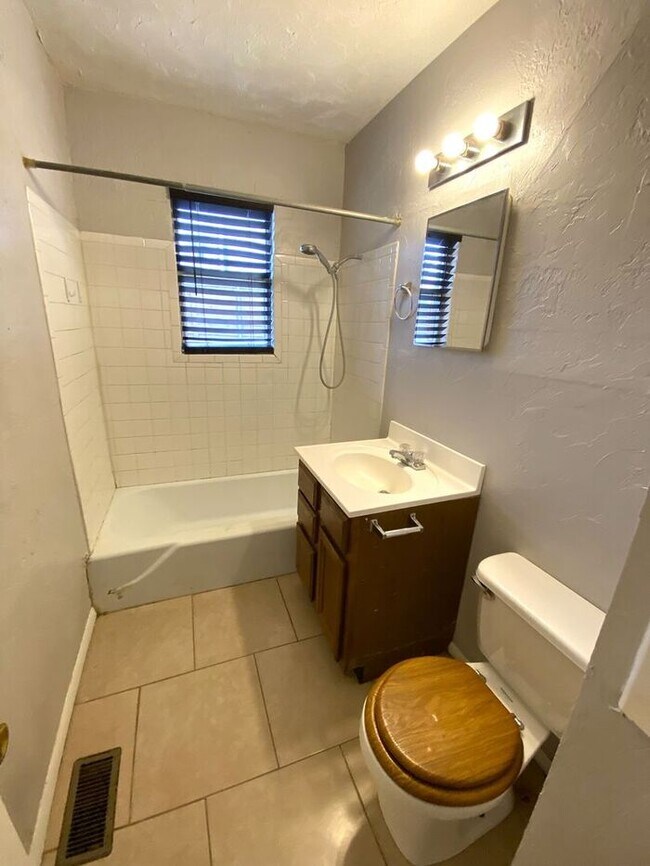 Building Photo - 3 Bed 1 Bath in the West Lawn Park Additio...