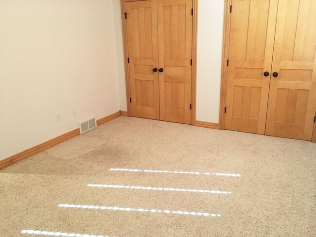 Building Photo - Executive 3-Bedroom (plus bonus room) 3 1/...