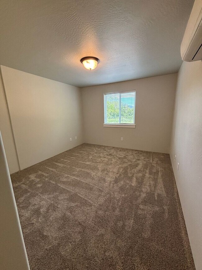 Building Photo - 6920-2t - 4738-4740 Gebhard