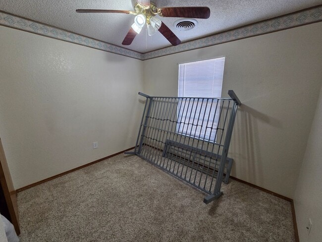 Building Photo - Large 4 Bdrm/3 Bath Home Close to Holloman AFB