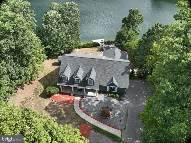 Building Photo - 202 Lakeside Loop