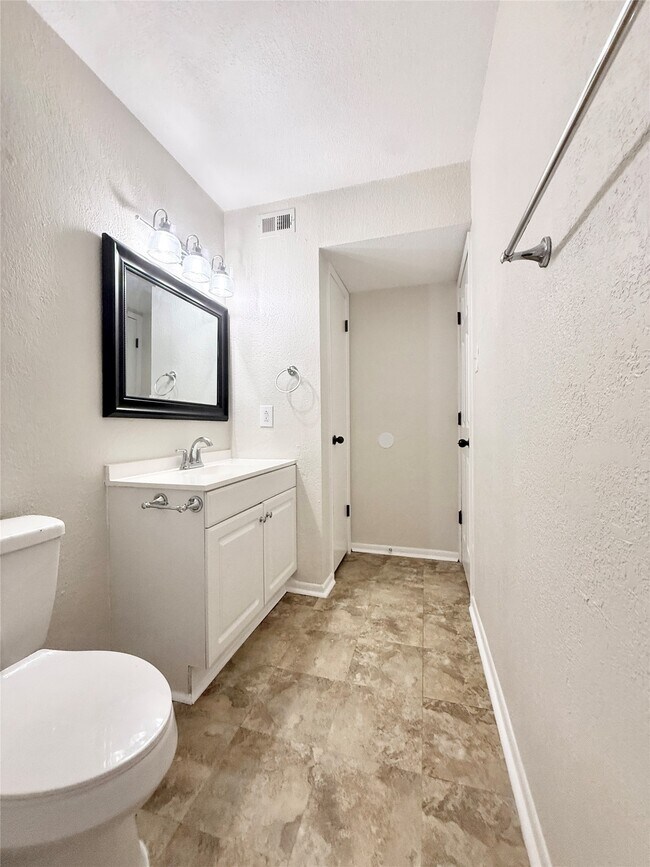 Building Photo - 941 S Walker St