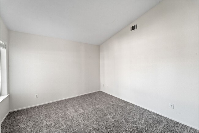 Building Photo - Charming 2 Bed | 2 Bath Single-Story Home with Golf Course Views!