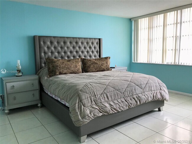 Building Photo - 1817 S Ocean Dr
