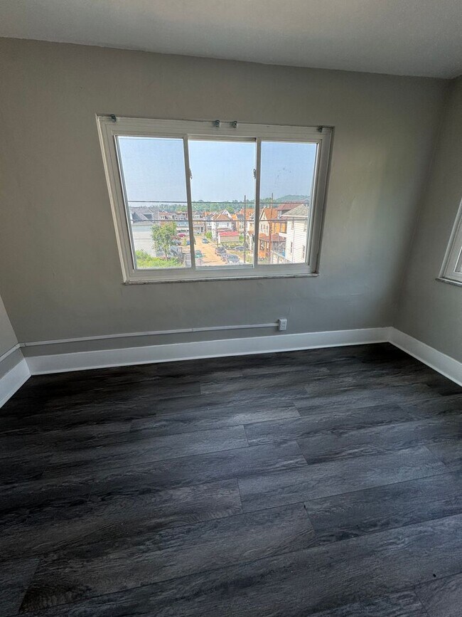 Building Photo - 4 Bedroom 2 Bath in Mckees Rocks!
