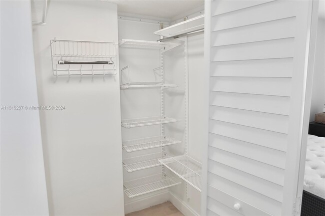 Building Photo - 540 Brickell Key Dr