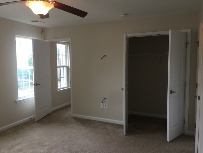 Building Photo - Move in ready townhome with garage and fen...