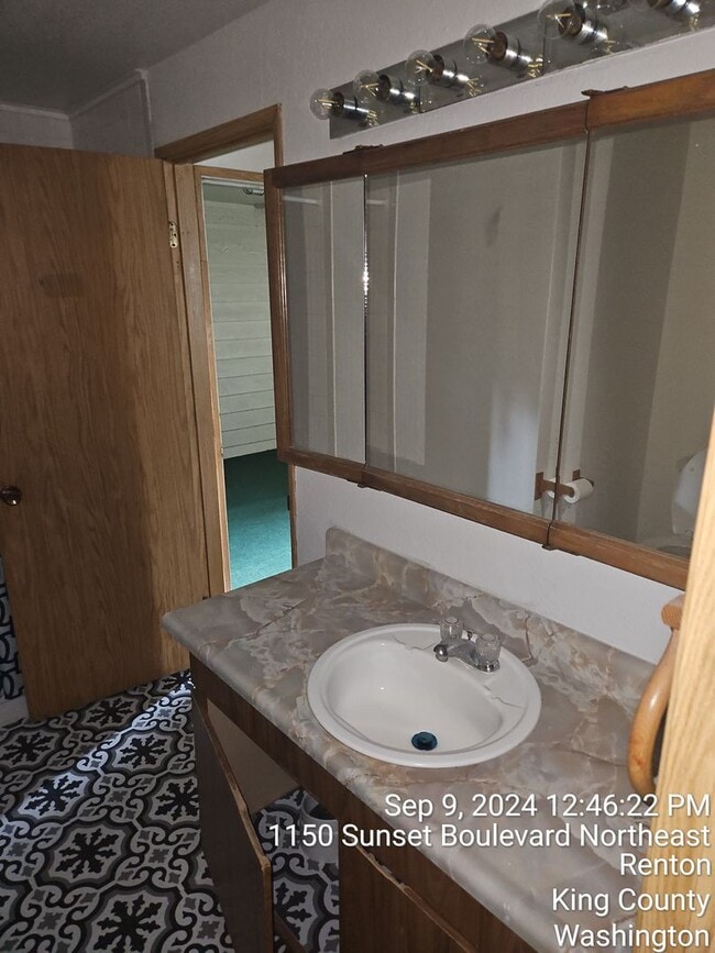 Building Photo - Renton Sunset Heights Condominiums - 2 bedroom 1 bathroom lower floor unit - Water, Sewer & Garba...