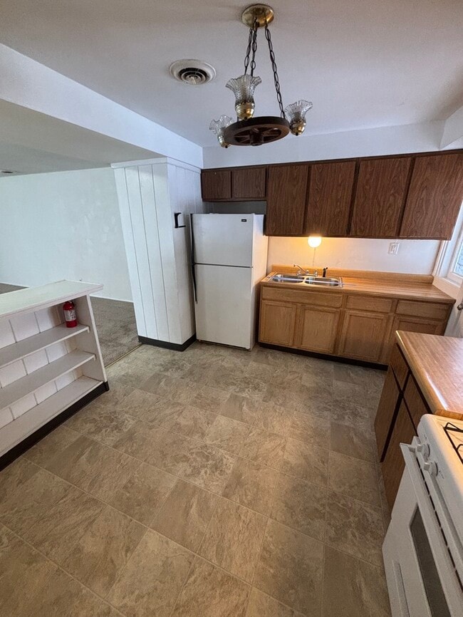 Building Photo - Lovely 3-Bedroom Home with Natural Light a...