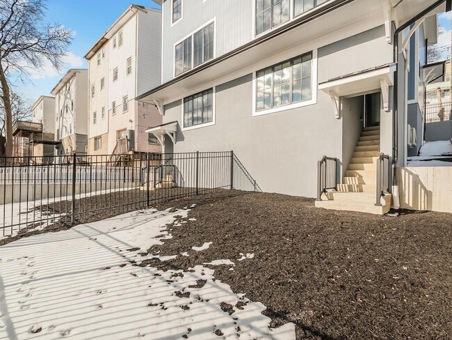 Building Photo - 322 Edwards Pl