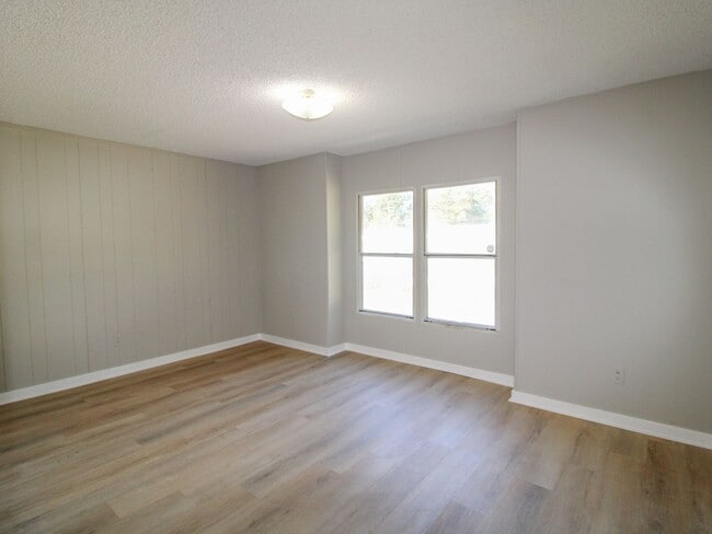 Building Photo - Completely Updated 3BR/2BA Trailer in Musc...