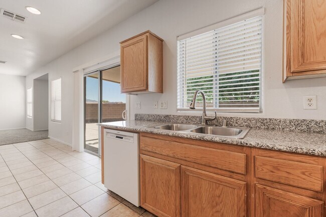 Building Photo - You're going to love this 4 bedroom 2.5 bath! Looks and Feels Brand New!
