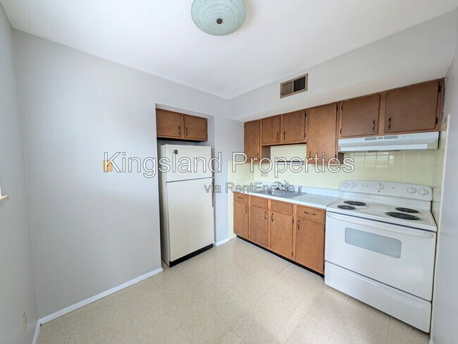 Building Photo - 5353 Walsh St