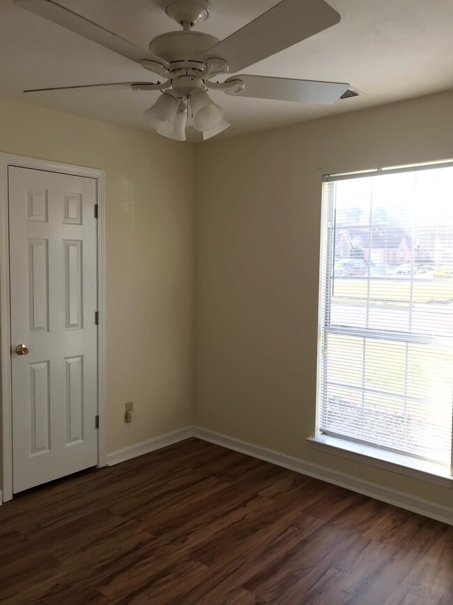 Building Photo - 4558 Kings Grant Dr