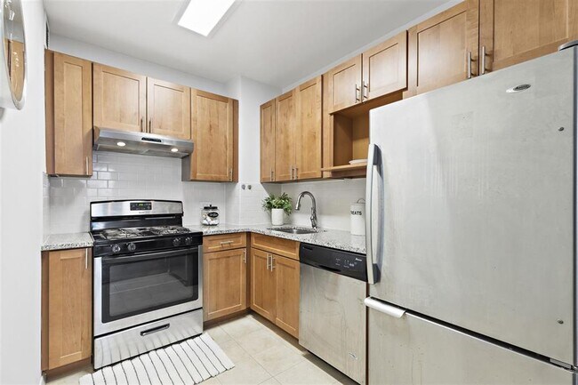 Building Photo - 45 River Dr S
