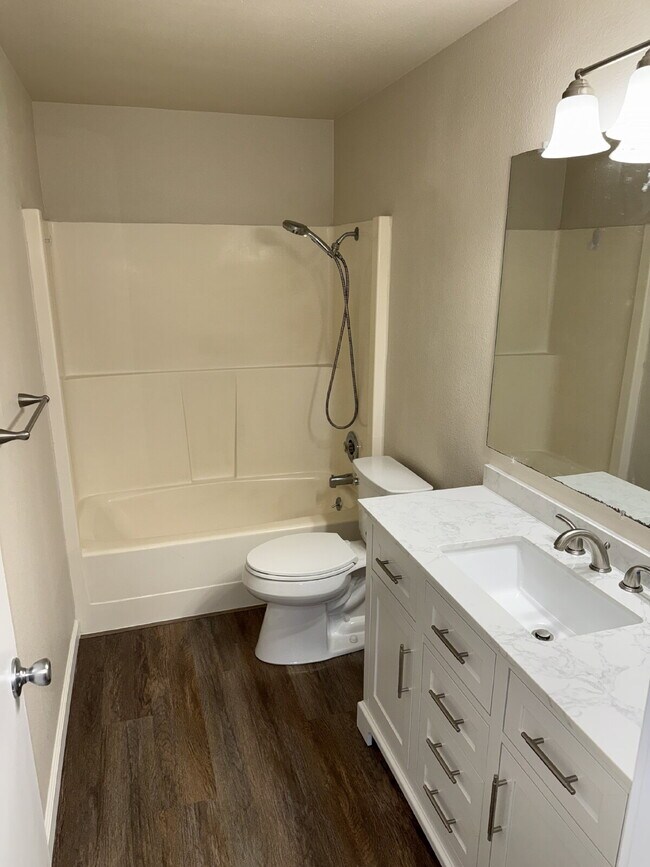 Building Photo - Fully Remodeled 2 Bedroom Unit- Available for Immediate Move In