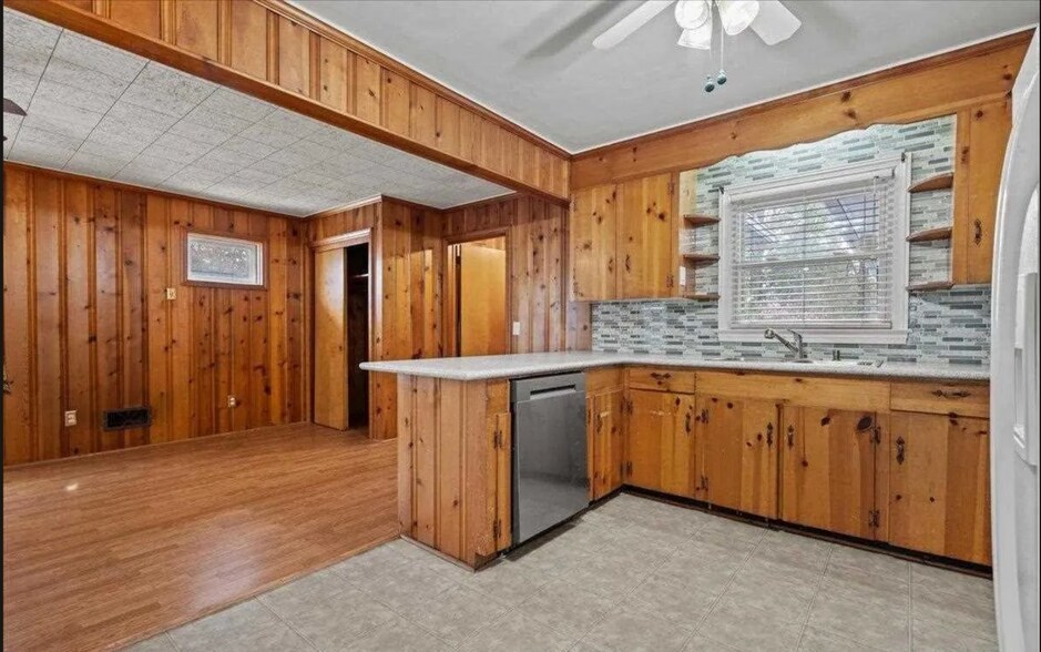 Kitchen - 1202 State Rd S-21-1470