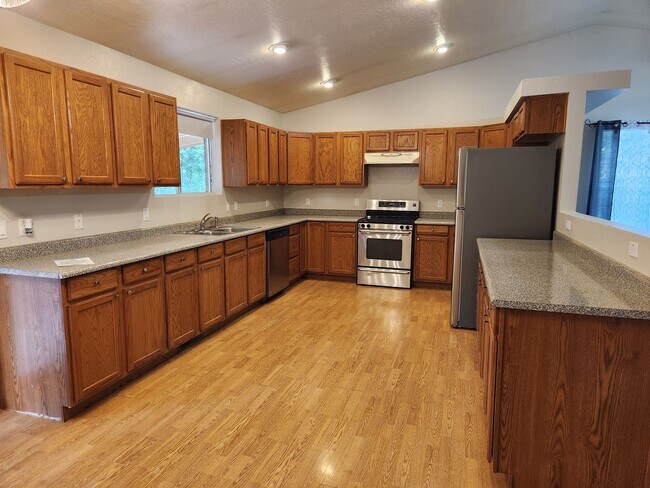 Building Photo - 93 S Rainbow Dr