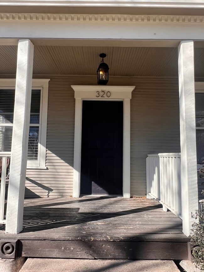 Building Photo - 318-320 W Myrtle