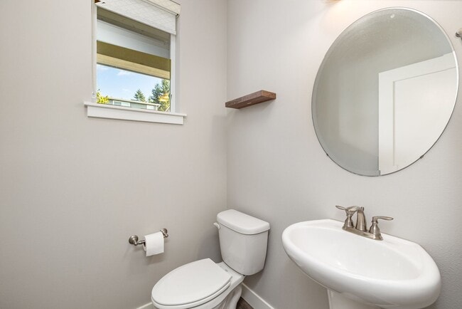 Building Photo - Modern home with 4 bed 2.5 bath available ...