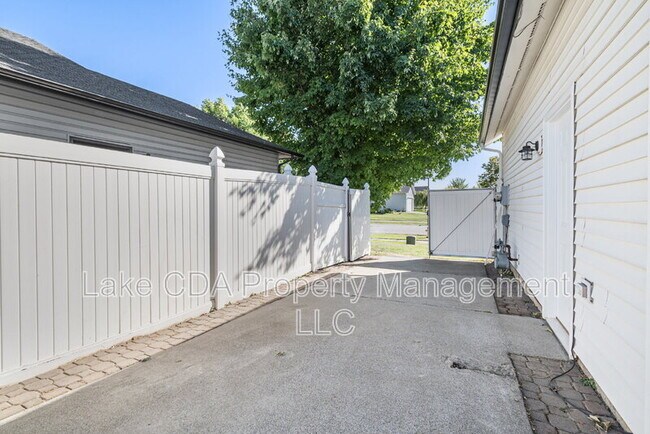 Building Photo - 5147 W Palmwood