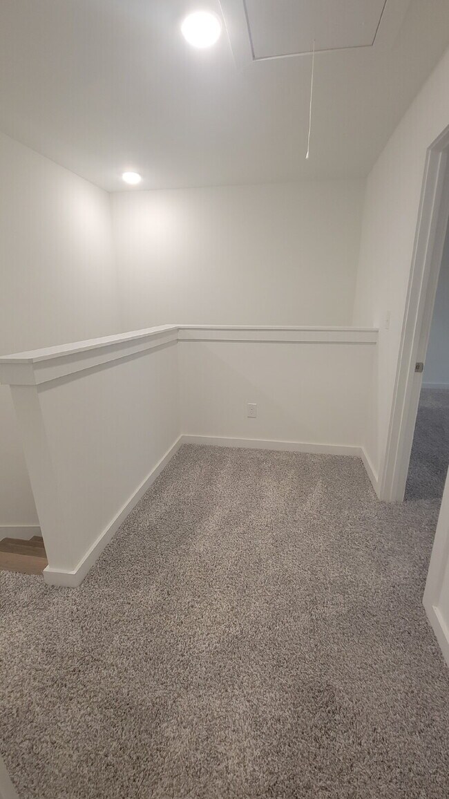 Building Photo - "Charming 3-Bed Townhouse Retreat with Granite Elegance in Prime Huntsville Location!"