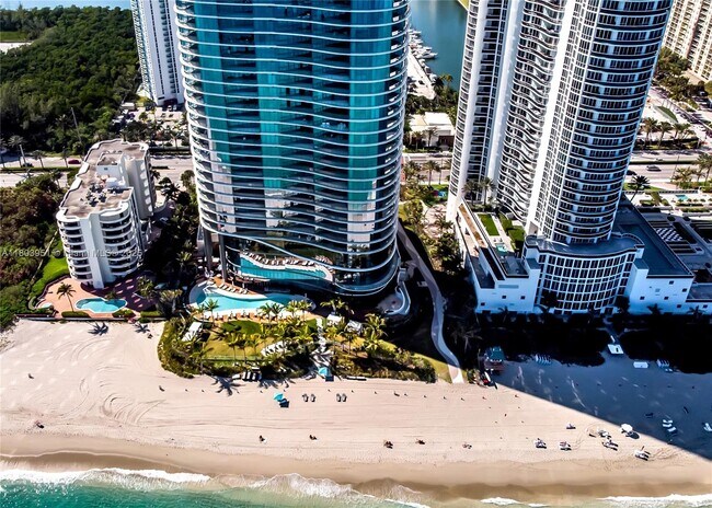 Building Photo - 15701 Collins Ave