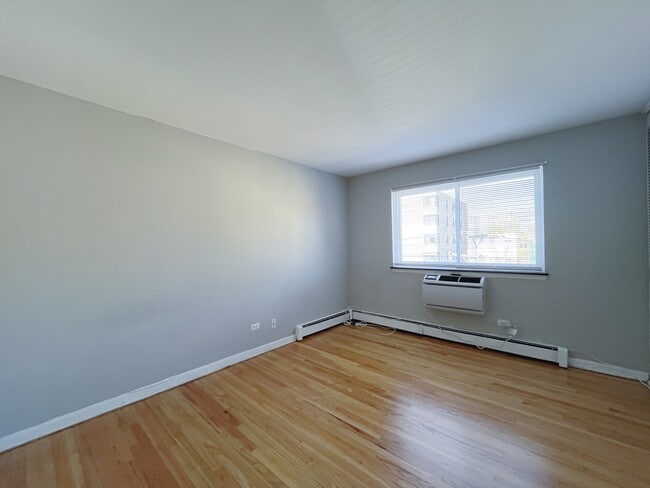 Building Photo - 516 W Melrose St