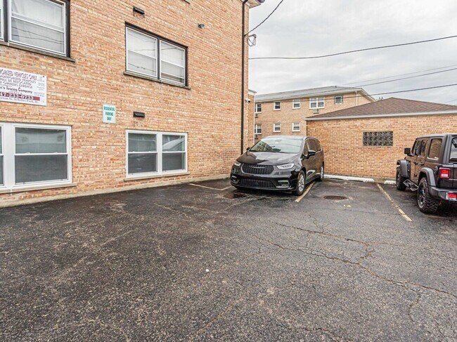 Building Photo - 6751 N Olmsted Ave