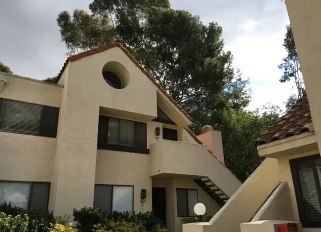 Building Photo - 325 N Melrose Dr