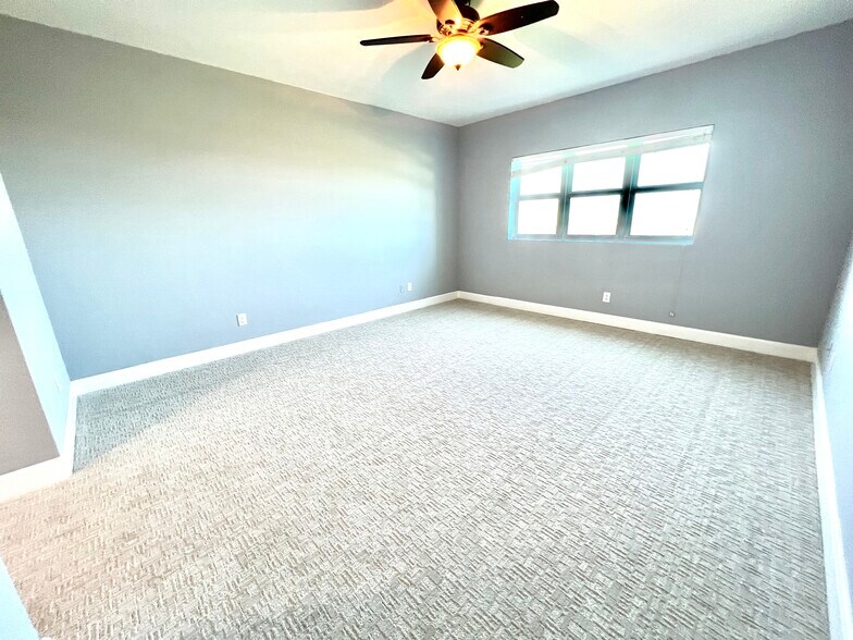 Building Photo - 14951 Royal Oaks Ln