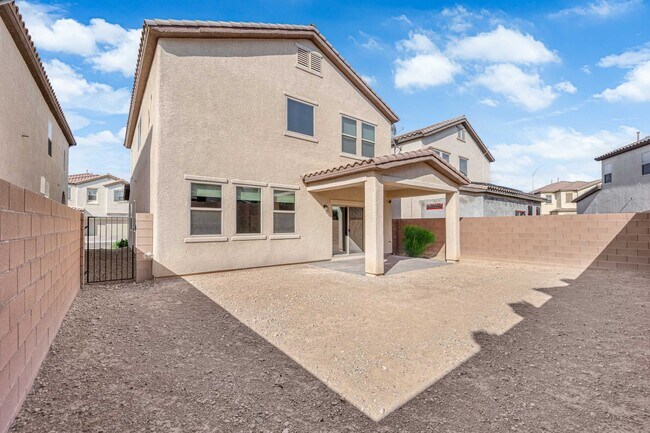 Building Photo - Immaculate 3 Bedroom, 2.5 Bathroom Home wi...