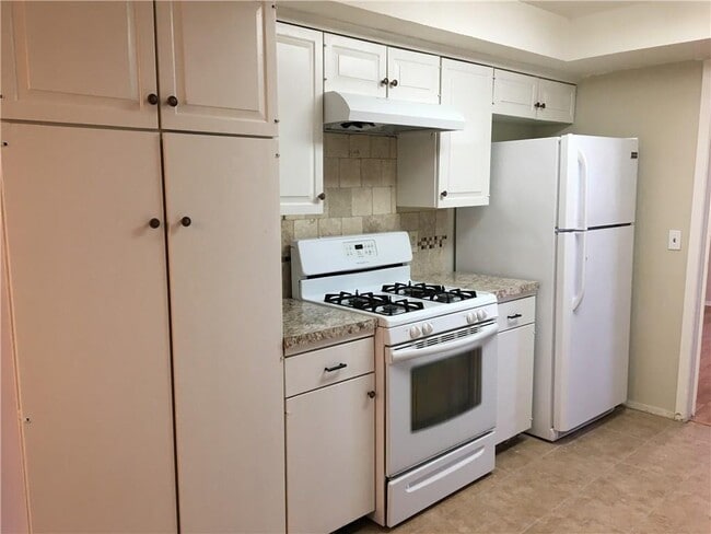Building Photo - 1705 Pebble Brook Dr