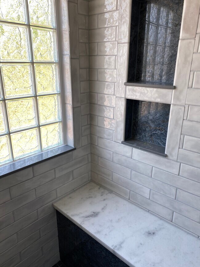 Master shower bench and niche - 709 Warmstone Ct