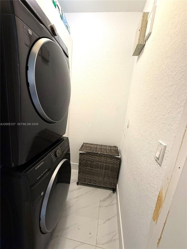 Building Photo - 758 NE 34th Ave