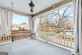 Building Photo - 114 E Maple St