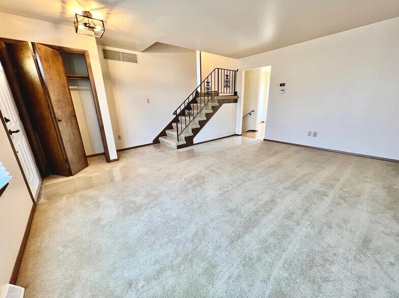 Building Photo - 205 Juniper Dr