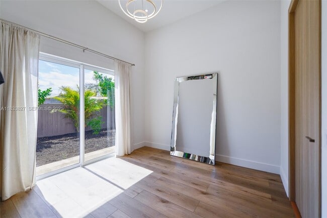 Building Photo - 635 SW 9th St