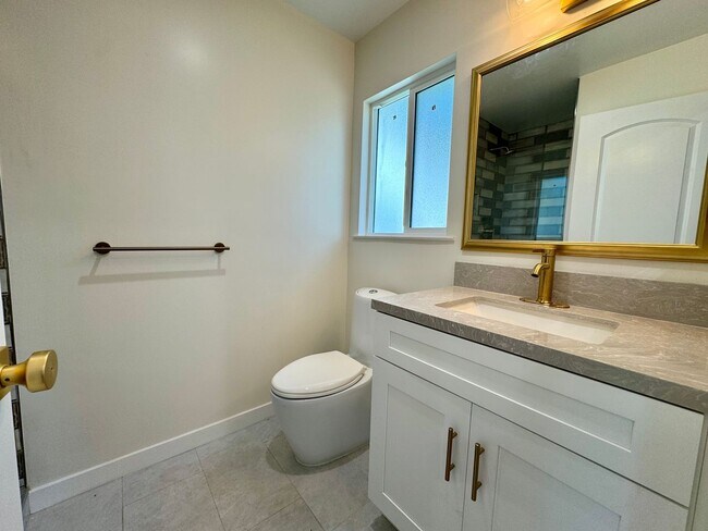 Building Photo - Newly Remodeled Gorgeous Open Floor Plan o...